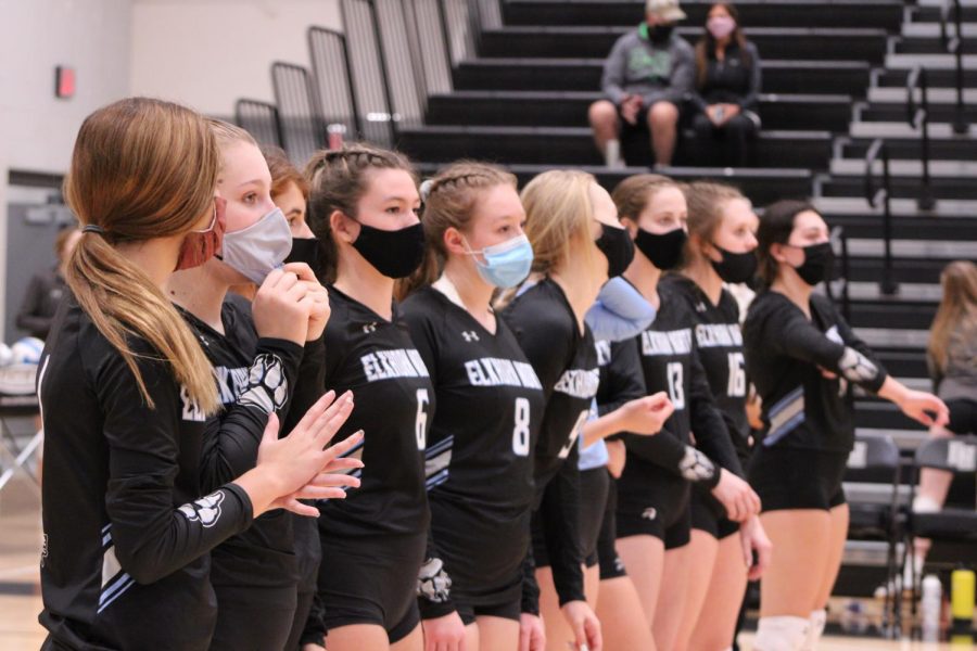 +JV+volleyball+team+prepares+before+they+compete+for+their+Ralston+game.+Photo+by%3A+Tara+Binte+Sharil