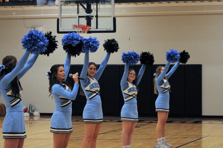 Reese Aliano teaches more steps to the “Paws Up” cheer to the crowd. Aliano is joined by other members of the cheer team.