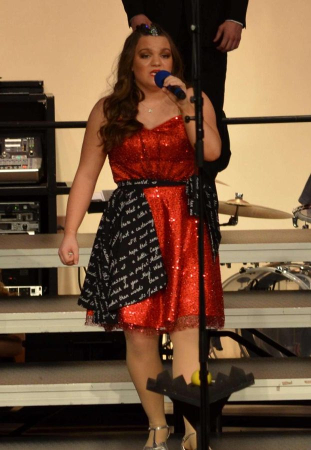 Steiger singing her solo on stage at the Elkhorn Red Carpet Classic. 