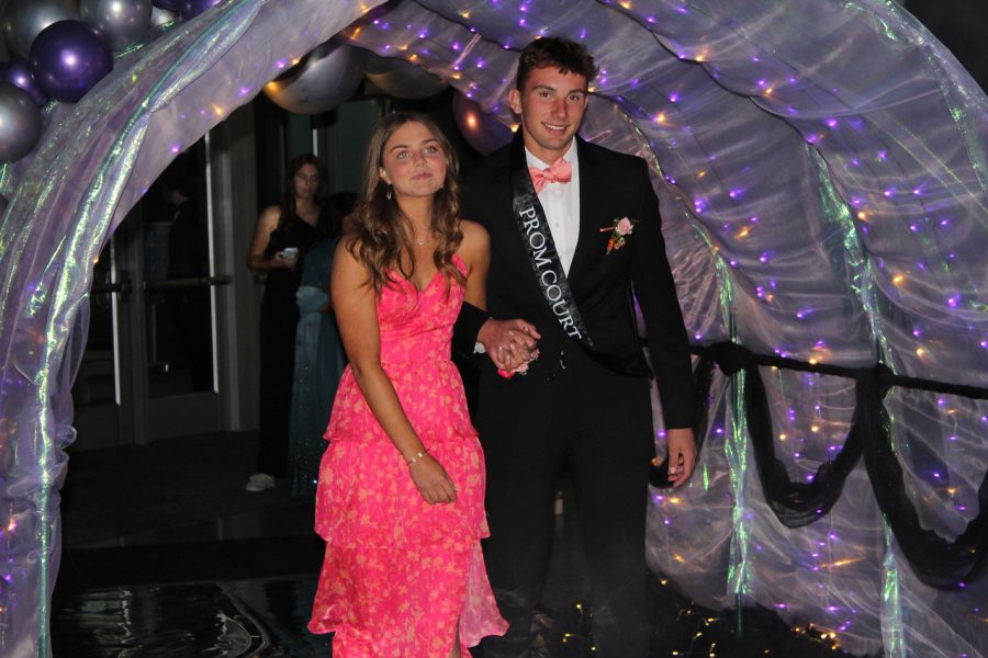 Jesske+walks+into+prom+with+her+date+Ian+Armbrust%2C+checking+out+the+decorations+she+worked+hard+to+set+up+the+day+before.+
