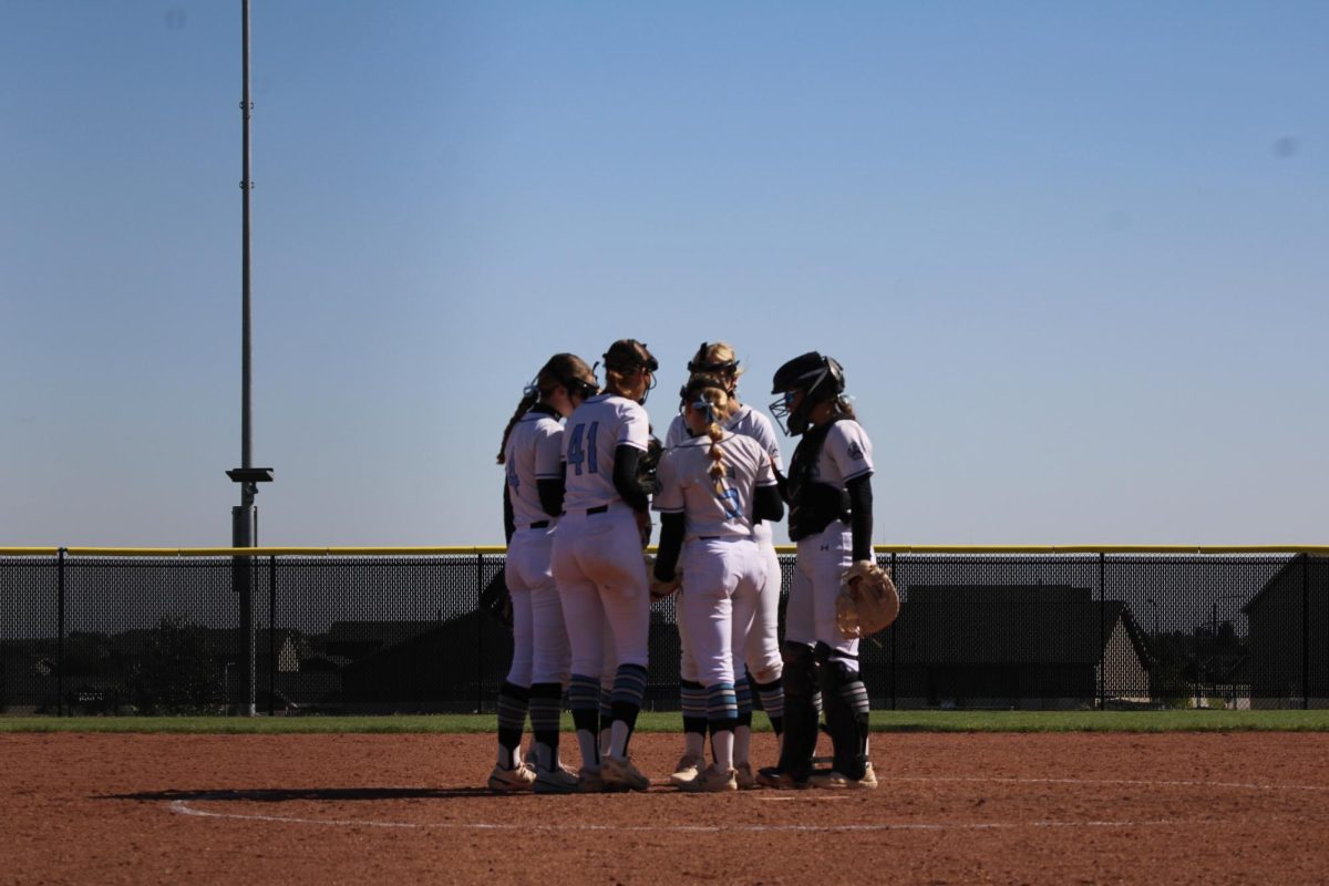 The Infielders meeting up before the start of the inning. Wolves led by 2 points in the previous inning. 