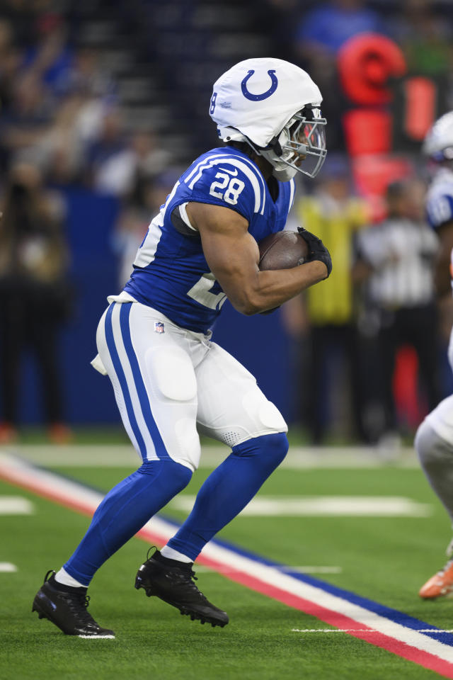 Indianapolis Colts running back, Jonathan Taylor, wears the new 2024 guardian cap during his regular season games. He wears this cap for extra protection and cushioning on his helmet to help him avoid serious injuries. Photo courtesy of Yahoo Sports