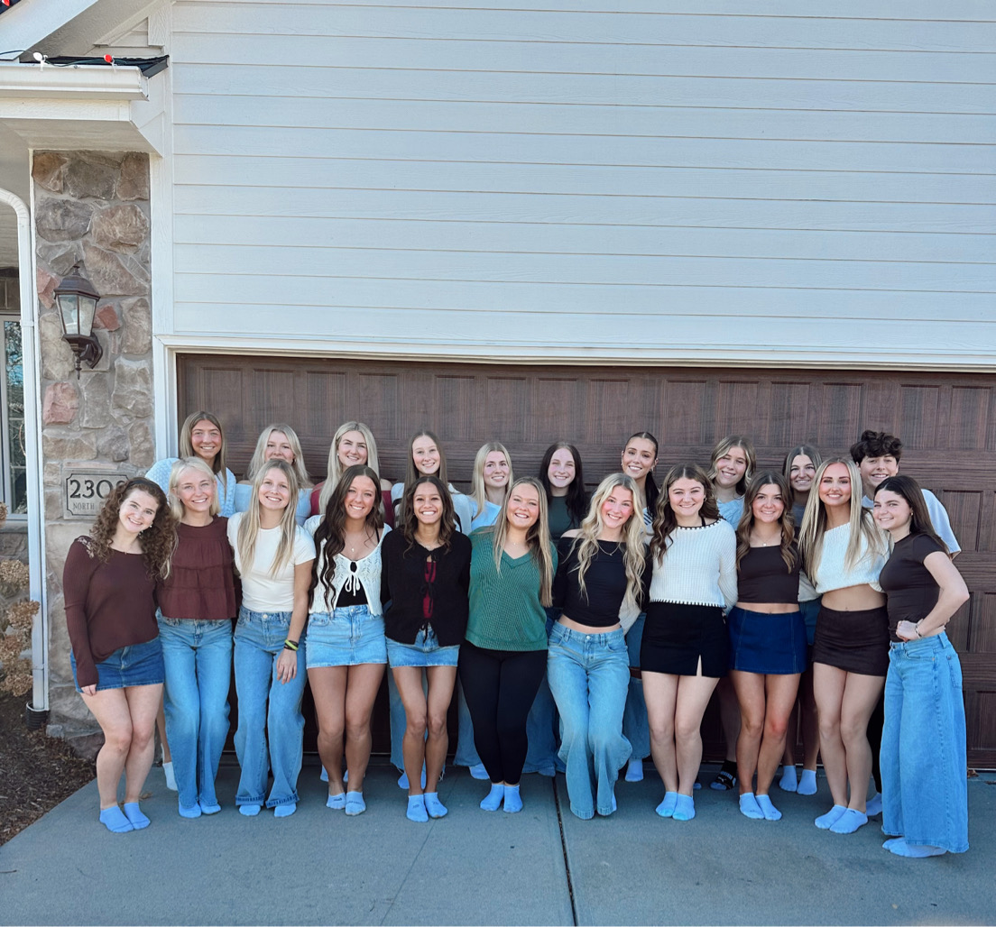 A big group of friends, all juniors, stand for a photo. They took this picture during the friendsgiving that they planned.