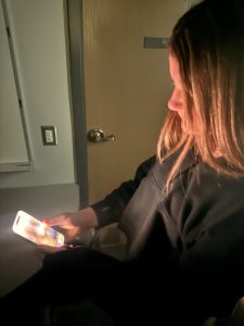 Students spend several hours a day on phones, especially on the internet.
This internet consumption is what directly leads to internet obsessions.