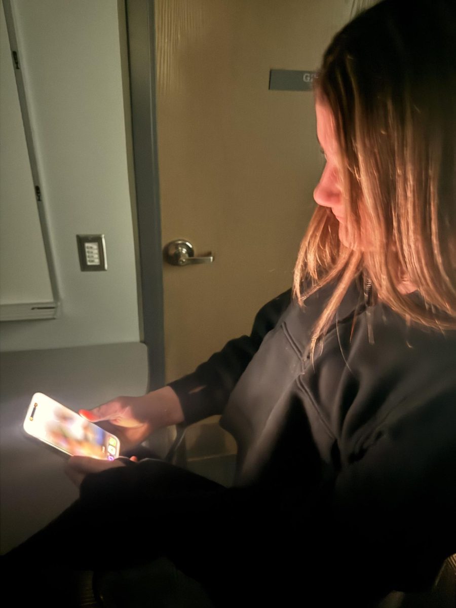 Students spend several hours a day on phones, especially on the internet.
This internet consumption is what directly leads to internet obsessions.